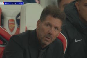 眼神要喷火😠马竞0-4落后阿森纳，场边西蒙尼表情复杂