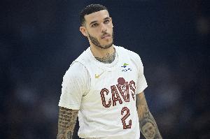 太铁了！鲍尔三分球7中1仅拿3分4板6助 4失误