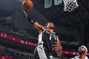 📸今日最佳照片？文班突破迎着浓眉的防守上演恐怖抡扣！