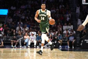 轻轻松松！字母哥首节4中3拿下6分3板2助