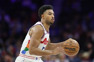 不太理想！格莱姆斯8中3&三分5中2拿10分5板5助 出现5失误