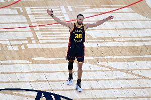 库里42+6+7&连中关键球！媒体人：看一场少一场 时间走得慢一些吧