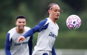 记者：拜仁高层和孔帕尼今夏非常想签西蒙斯，但交易遭赫内斯否决