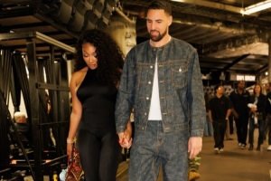 克莱女友马冬梅更新社媒晒二人合照：热恋女孩💙