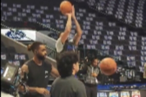 哥俩好！小吧现场观看独行侠赛前热身 浓眉和拉塞尔一起练投篮