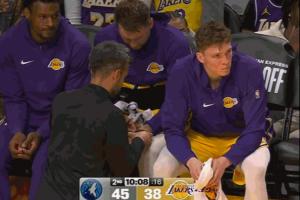 伤不起啊！队医在场边帮东契奇治疗首节因切球挫伤的手指