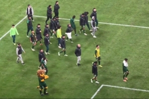 主场2-4不敌海牛，国安球员赛后谢场遭工体球迷大量嘘声