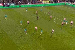 直接上天了！萨拉赫得球调整许久，一脚打门高得非常离谱