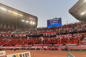 中超第28轮焦点战，泰山主场对海港，现场观赛人数33612人