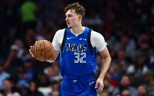 拉塞尔：所有人都想弗拉格打出KD式数据 他在攻防两端都从不停下