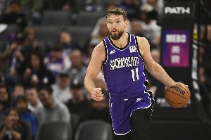 出手很少！小萨博尼斯8投4中&三分2中1得到10分14板3助3断