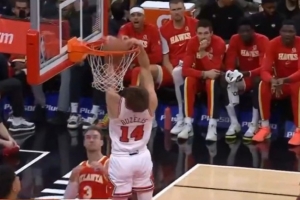 生吃！布泽利斯底线硬挤杰伦-约翰逊 双手炸裂反扣点燃全场