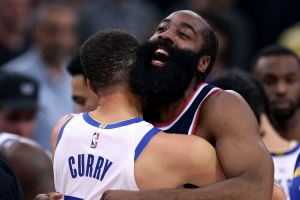 库里：跳球前我像往常那样指了指哈登 说了句“我们还在打呢”！