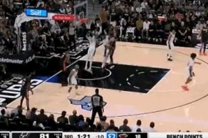 不开眼啊！哈克斯杀到篮下转身抛投 被文班隔人大帽扇飞