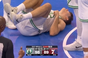 不讲武德！恩比德被犯规后空中蜷缩 踢到对方敏感部位&感觉很疼