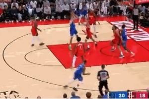 成靶子了！弗拉格单挑谢泼德 背转身跳投再度命中