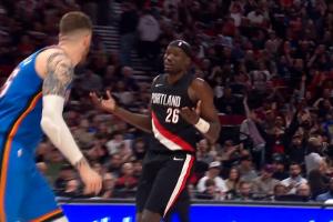 厉害！里斯迅速调整压哨三分+摊手庆祝 杨瀚森起身庆祝！