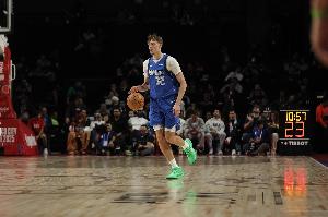 用于承担责任！弗拉格一步过掉琼斯中距离干拔不中！错失追平！