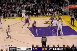 根本干扰不到！文班亚马低位碾着布朗尼命中翻身跳投