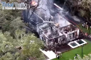 🙏当地媒体：斯波的房子被大火完全烧毁 目前暂无人员伤亡