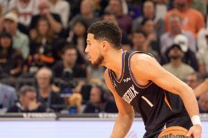 稳定火力点！布克半场13中6拿到14分2助2断 三分3中1