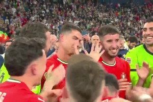 队魂！颁奖前葡萄牙全员围着C罗庆祝，给C罗都弄的不好意思了