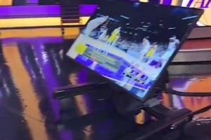 😍丰满的美女记者艾莉-克里夫顿，这运球一看就练过！