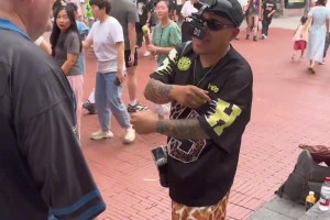 加内特的铁粉大叔居然来四川玩了！还被网红逮住并秀一把街拍