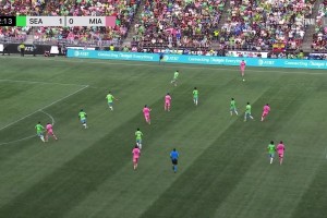 西雅图前锋逆天踢疵单刀！布斯克茨实在是追不上啊😅