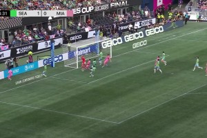 全员上头！阿尔巴边路强行传中，一脚踢飞后怒踢场边广告牌🫠