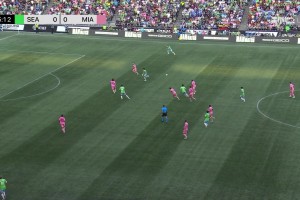 迈阿密这后防拉完了！竟然无人盯防西雅图前锋啊😅直接头球破门