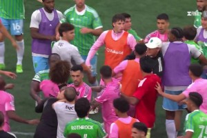 人仰马翻！迈阿密替补球员围殴西雅图教练，现场一片狼藉🫠