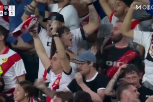 巴萨角球防守严重漏人！佩雷兹无人盯防打门得手！巴萨1-1遭扳平