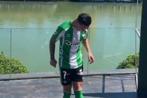 可惜没来个转圈😂！安东尼在欢迎会上大秀球技