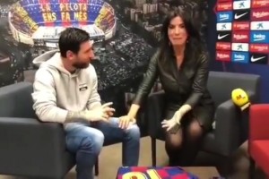 名场面：女主持采访时摸了梅西的大腿……然后还获得了亲签球衣！