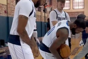 浓眉在独行侠参加的第一个媒体日！和欧文聊的很开心