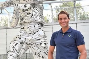 人比人气死人🤣网友晒视频对比韦德与法网纳达尔的雕像