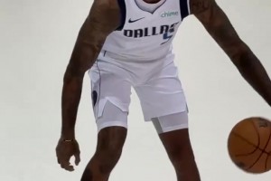 和浓眉再聚首！拉塞尔身披独行侠5号球衣拍摄定妆照