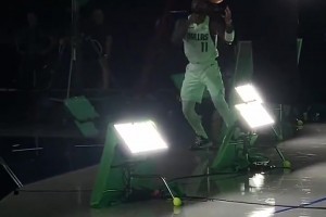 人球合一！欧文连拍个定妆照都要秀下运球😂