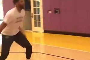 肯豆在巴黎时装周，一袭简单白裙气势压全场