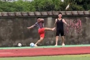 苏超火爆！江苏小伙看到足球就忍不住了，网友：本以为是高手😂