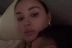 女友无语🤣男生表面抱着美女女友，实则拿着手机看球赛