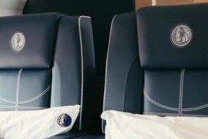 新赛季新气象啊！独行侠专机新装潢，欧文浓眉克莱都惊了~