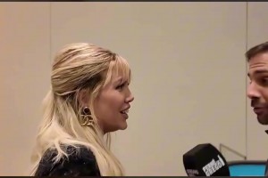 旺达和小男友在路上被记者堵采访：你俩还像之前那样爱对方嘛~