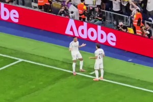 迪亚斯无私助攻姆巴佩破门后，姆巴佩模仿迪亚斯庆祝动作