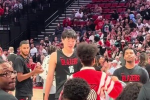 杨瀚森自发训练赛花絮片段配文：🎒💃Nice!