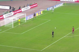 全网搜寻苏超“开光女球迷”，连云港队点球大战时被她作法😂