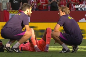 疑似出现受伤情况！赛后拉什福德痛苦坐地上！