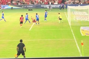 现场观众饱眼福了！实拍苏超南通队第4球：世界波+倒钩齐上阵🔥