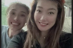 李梦晒近期的出行照：中秋祝福你们都是怎么写哒~